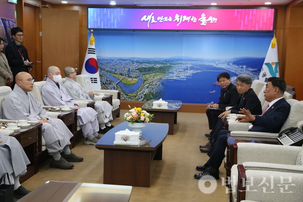 피해 규모는 축구장 1300여 개의 면적에 달하며 관측상 울산지역에서는 역대 최대 산림 피해로 기록됐다. 김두겸 울산시장은 피해 복구와 함께 예방 대책을 모색 중이라고 밝혔다.