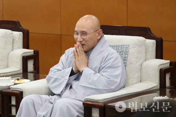 울산시 관계자들을 위로하는 통도사 주지 현덕 스님.