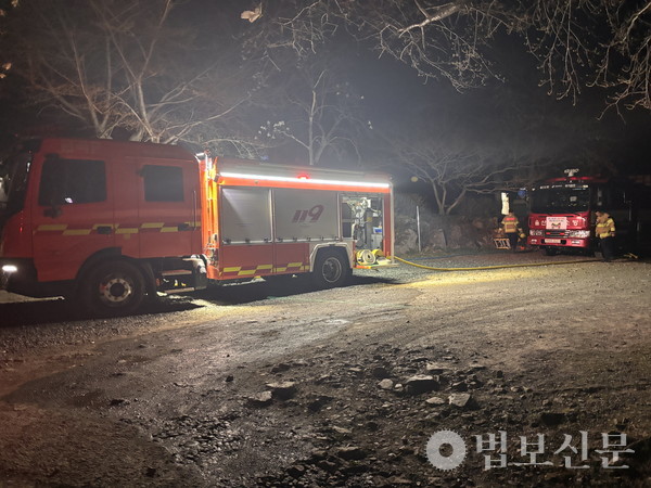 울산 내원암 인근 1.7km 구간에 소방차 9대를 배치했다. 사진제공=울산사암연합회.
