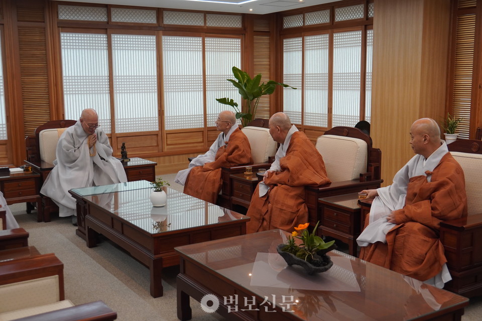 총무원장 진우 스님은 “산불도 고비를 넘겼고, 시국도 고비를 넘겨가고 있는 것 같다”며 “종단은 억울하고 불안하고 불편한 사람들을 위해 부처님 가르침을 전하는데 매진하겠다”고 말했다.