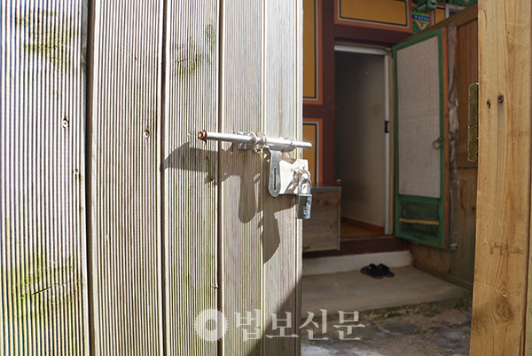 윤창화 대표는 “공안과 화두 참구의 공통점은 집중력으로 화두 수행에는 깊은 집중이 필요하며, 공안 또한 그 메시지를 온전히 파악하려면 지속적인 사유가 필수적이다”라고 말한다. 사진은 밖에서 문을 걸어 잠그고 정진하는 공간인 무문관 외부 모습.  [법보신문DB]