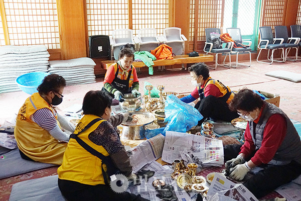 이문희 보살이 팀장을 맡고 있는 화목회가 4월 4일 서울 내원사에서 법당 청소 봉사를 하고 있다.