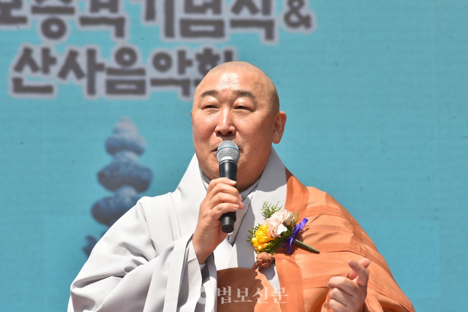 화엄사 주지 덕문 스님.