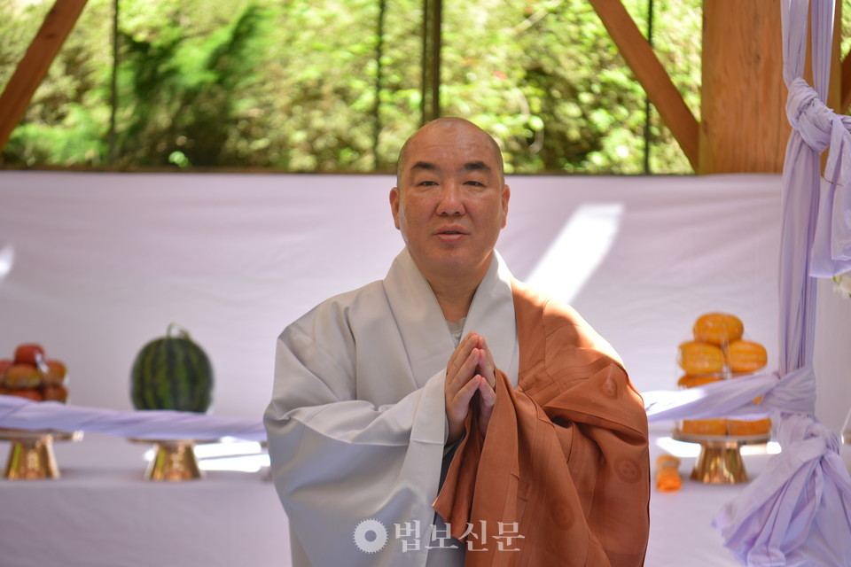 화엄사 부주지 우석 스님.