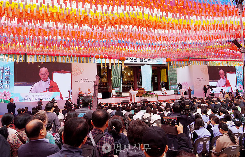 부처님이 이 땅에 오심을 찬탄하고 부처님 가르침을 널리 알리겠다는 사부대중의 원력을 모으는 불기 2569년 봉축법요식이 5월 5일 오전 서울 조계사를 비롯해 전국 사찰에서 일제히 봉행됐다.