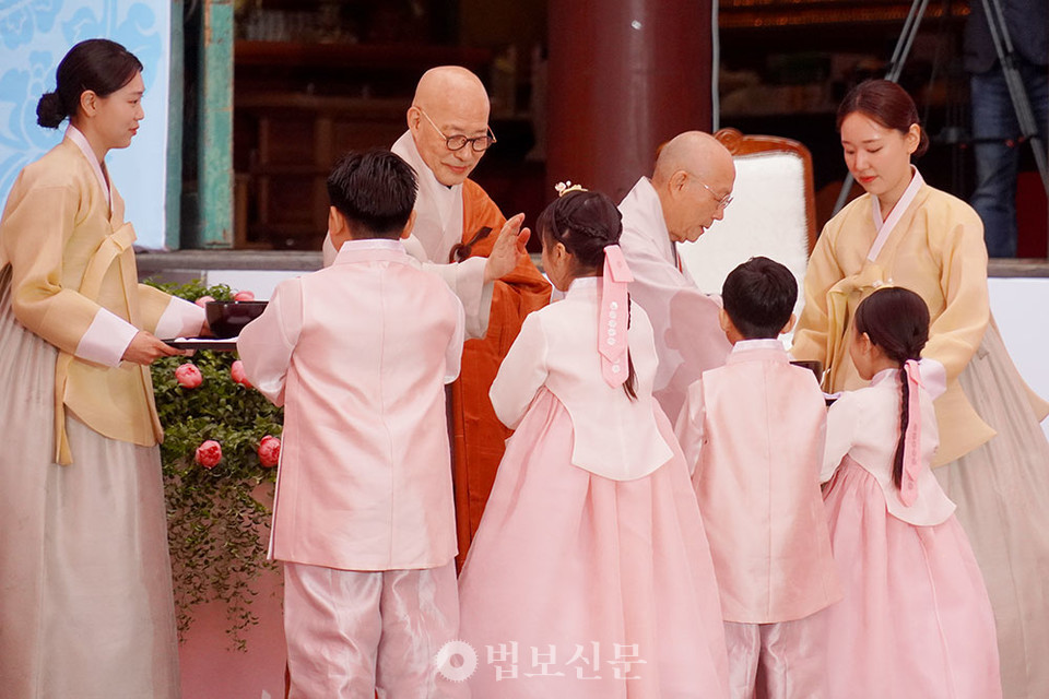 법요식은 명고·명종을 시작으로 관불 및 마정수기에 이어 육법공양, 불자대상시상, 봉축사, 법어, 발원문 순으로 진행됐다.