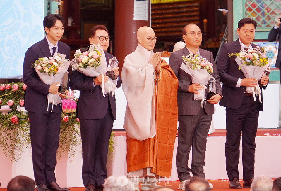 법요식에서는 부처님의 가르침을 삶 속에서 실천하며 불교의 위상을 높인 불자에게 수여되는 불자대상 시상식이 진행됐다. 조계종 총무원장 진우 스님은 수상자로 선정된 정병국 참좋은정책연구원 부원장, 이승기 영화배우 겸 가수, 임시현 양궁국가대표선수(아버지 임지환 씨 대리 수상), 김윤봉 법률사무소 사무장에게 시상하며 모범적인 불자가 되어 줄 것을 당부했다.