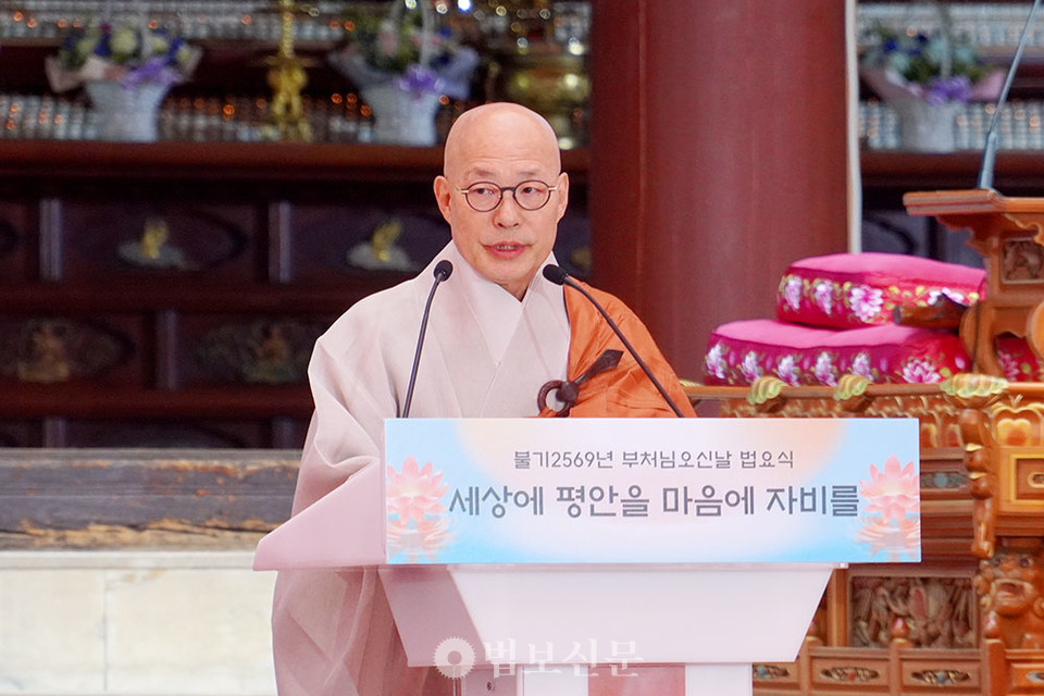 조계종 총무원장 진우 스님은 봉축사에서 “같은 물도 누가 마시느냐에 따라 독이 되기도, 우유가 되기도 한다”며 “진정한 정의는 공동체를 위한 무욕의 정이며 그 안에서 국민의 자유와 평화가 꽃필 수 있다”는 말로 사회 지도자와 공직자 등을 향해 맑은 정치를 행할 것을 당부했다.