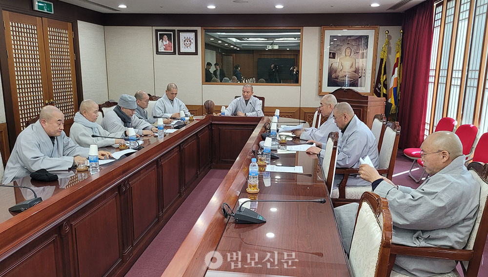 조계종 중앙종회 의장단과 상임분과위원장들은 4월 15일 한국불교역사문화기념관에서 연석회의를 열고 “동화사가 중앙종회 결의 사항을 수용하지 않고 지속적으로 총림 명칭을 사용하는 등 종단 질서를 해치고 있다”며 강한 유감을 담아 입장문을 발표했다.
