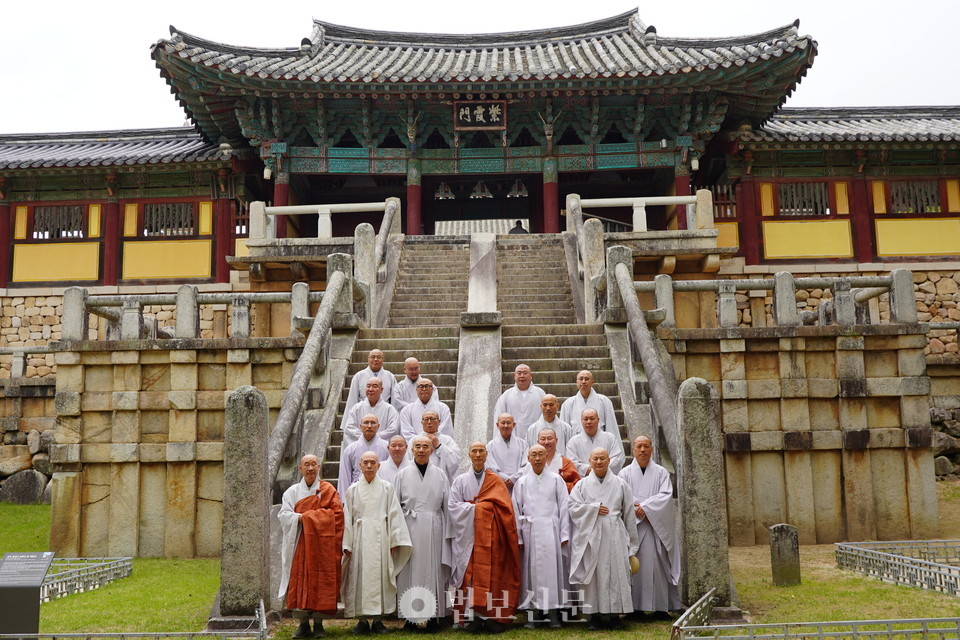 대한불교조계종 전국교구본사주지협의회(회장 등운 스님)가 5월 15일 제11교구본사 불국사 무설전에서 제83차 회의를 열고, 종단의 주요 현안을 공유하는 한편, 조계종이 제안한 불교문화 관련 정책들이 제21대 대통령 선거의 공약에 반영될 수 있도록 각 정당에 협조를 요청했다.