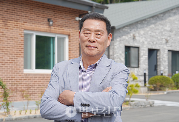 오명권 제천불교사암연합회 사무총장은 스님이 걸어준 연등을 계기로 불교에 가까워졌다. 이후 제천불교사암연합회에서 활동하며 신심을 굳혔고 현재 불자요양시설 건립을 발원하며 공사 현장에서 구슬땀을 흘리고 있다.