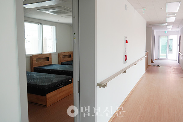 오명권 제천불교사암연합회 사무총장이 건립한 불자요양시설의 전경과 내부 모습. 현재 불자요양시설 공사를 마치고 개관을 앞두고 있다.