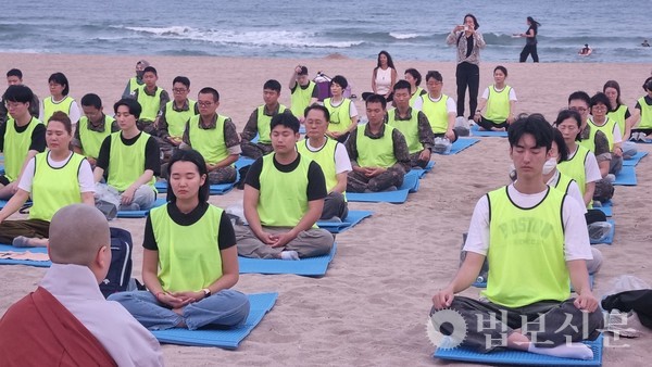 설립예정인 가칭 부산광역시 명상협회(BMA)는 5월23일 오전9시 부산 송정해수욕장에서 ‘제1회 서핑 및 선명상 프로그램’을 진행한다. 사진은 지난 2024년 9월27일 송정해수욕장에서 열린 ‘제1회 쿠무다 선명상·108배 대회’. 법보신문 자료사진.