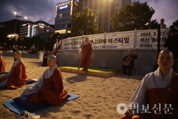 지난해 열린 송정해수욕장 선명상 대회에서 쿠무다·명경문화재단 이사장 주석 스님이 선명상을 지도하고 있다. 법보신문 자료사진.