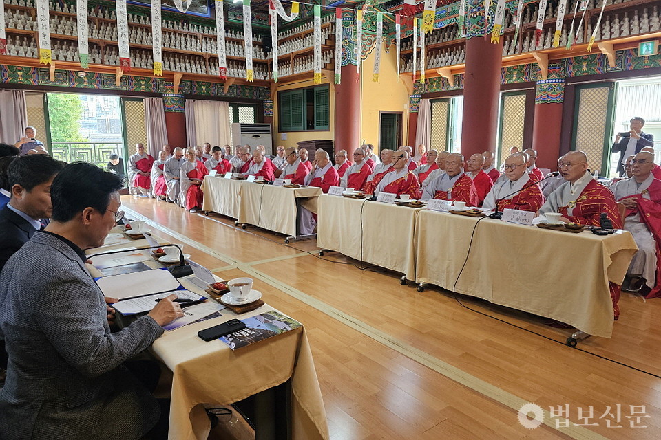 태고종은 5월 26일 서울 한국불교전통문화전승관 대불보전에서 ‘여시아문(如是我聞) 신수봉행(信受奉行)’ 행사를 열고, 제21대 대통령 선거를 앞두고 종도들의 민의를 수렴해 만든 정책을 여야 대선 캠프에 전달했다.
