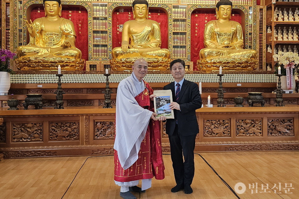 교육원장 재홍 스님이 종단을 대표해 김영배 이재명 후보 선대위 불교본부장에게 정책자료집을 전달했다. 