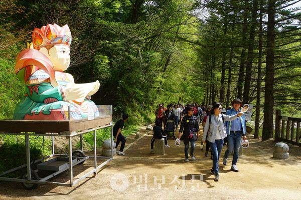 오대산 월정사는 2004년부터 ‘오대산 선재길 걷기대회’를 열어 상생과 화합, 평화의 메시지를 전달해 왔다. 사진은 2019년 열린 오대산 선재길 걷기대회 모습. [법보신문DB]