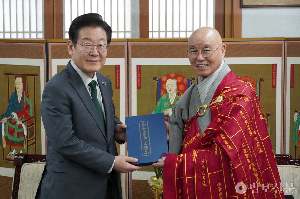 이재명 더불어민주당 대표가 2월 24일 서울 한국불교전통문화전승관을 예방해 태고종 총무원장 상진 스님과 환담을 나눴다.