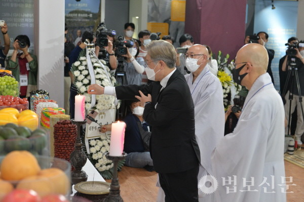 나눔의집을 둘러싼 불교계와 경기도의 갈등이 극심했던 2021년 7월24일 나눔의집 설립자인 월주 스님이 입적하자 당시 이재명 경기도지사는 김제 금산사를 찾아 조문했다. [법보신문 DB]