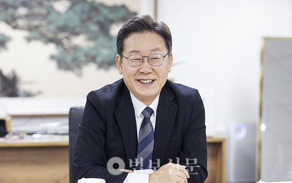 진우 스님의 조언을 경청하는 이재명 대표.  이재명 대통령 당선인은 지난 5월 5일 부처님오신날에 맞춰 SNS를 통해 ‘전통문화·불교문화정책’을 공개, 불교문화의 전승과 보존을 위한 국가적 지원을 강조했다. [법보신문DB]