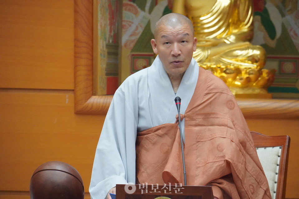 중앙종회의장 주경 스님은 개회사에서 “종단 개혁 30주년을 맞은 지금, 통합집행부가 위기의 시대를 극복하고 미래를 준비할 종단 혁신을 세밀하게 준비해야 한다”며 중아종회의원 스님들의 지혜를 당부했다. 