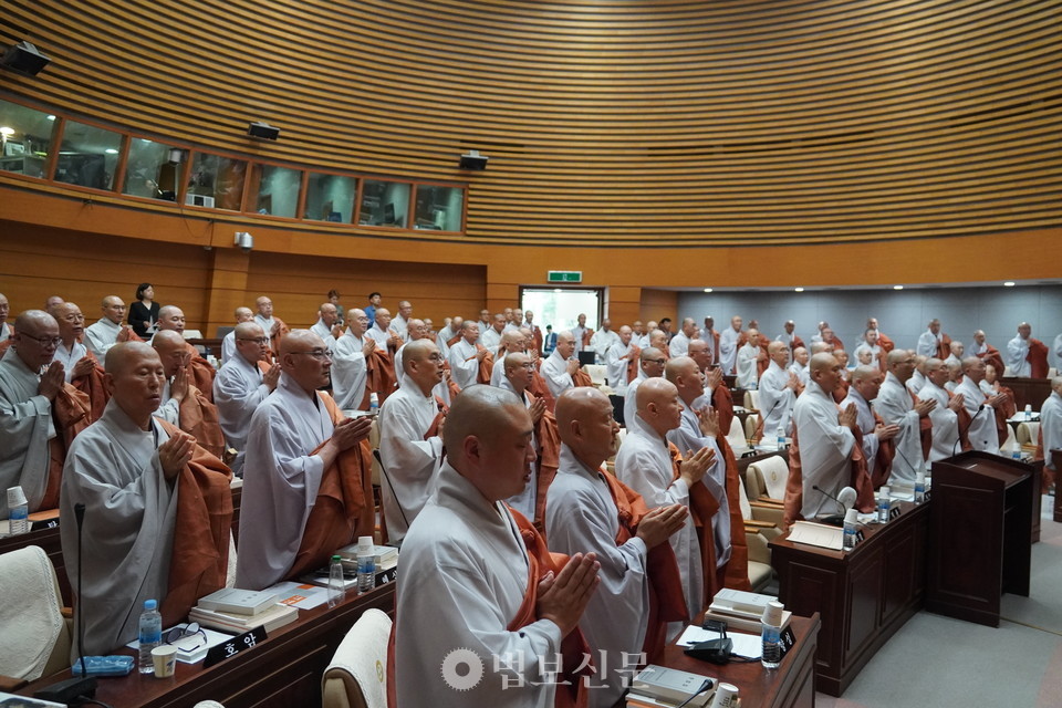 종회의원 77명의 참석으로 개회하고 의사일정 보고를 진행 중이던 중앙종회는 그러나 개회 20여 분 만에 발생한 한국불교역사문화기념관 화재로 중단됐다. 
