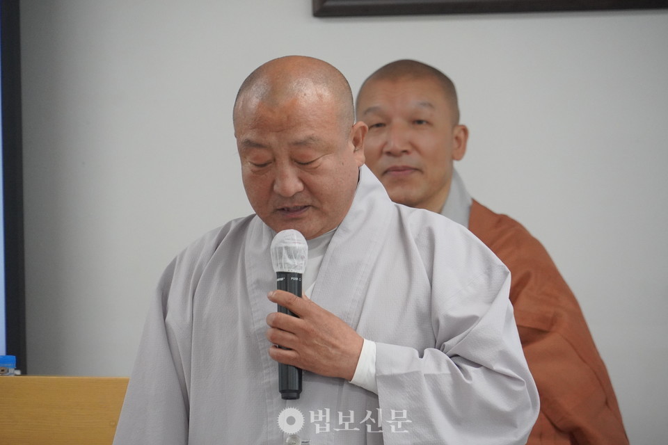 ‘9교구 동화사 부당·해종 행위 조사특별위원회’ 구성의 건에 대해서는 종회의원 스님들 간 의견이 엇갈리며 장시간 토론이 이어졌다. 안건을 대표 발의한 설암 스님은 제안 설명에서 “의현 스님과 주지 스님을 비롯한 제9교구 종무원들이 말사 주지에게 부당하게 금품을 강요하고 말사 주지 및 신도들에게 서명을 강요하며 여론을 호도했다”며 특위구성을 요청했다. 이어 종회의원 선광 스님을 비롯해 각진, 성원, 만당, 심우 스님은 표결을 통한 가부 결정을 요구했다.