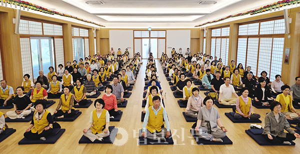 문경 세계명상마을에서 순례 도반들과 함께 정진하는 모습.