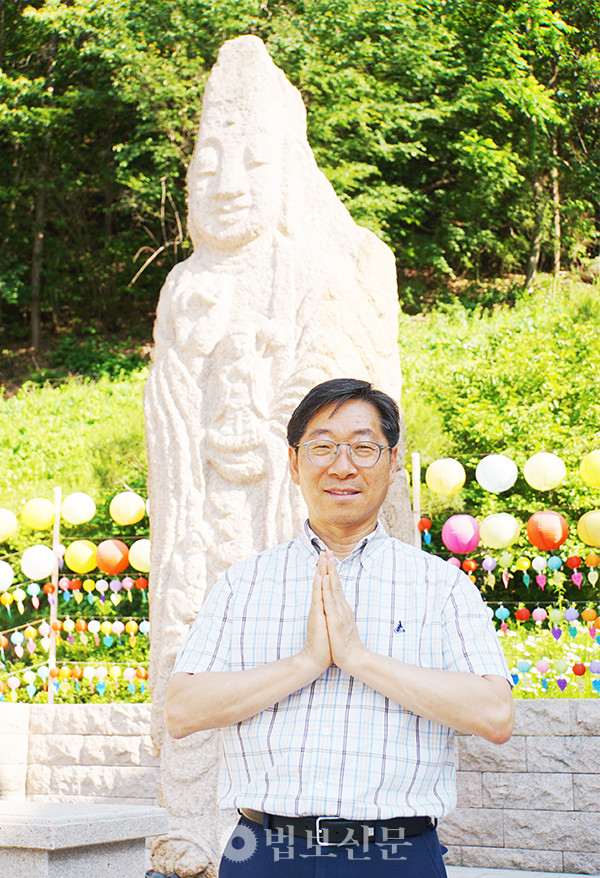 춘천 봉덕사에서 만난 정수동 거사는 일평생 머무는 곳마다 신행단체를 만들어 왔다. 그가 총무를 맡은 ‘53문사수순례단’은 법문을 듣고[聞], 사유하고[思], 수행하는[修] 데 집중한다. 