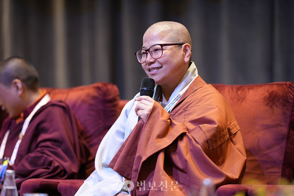‘한국 비구니 승가 지도력의 역할 변화’를 주제로 발표한 일문 스님  사진제공=금해 스님