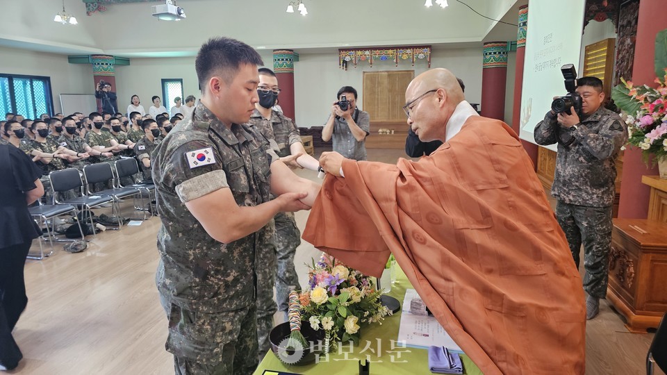 선운사 주지 경우 스님이 수계제자에게 