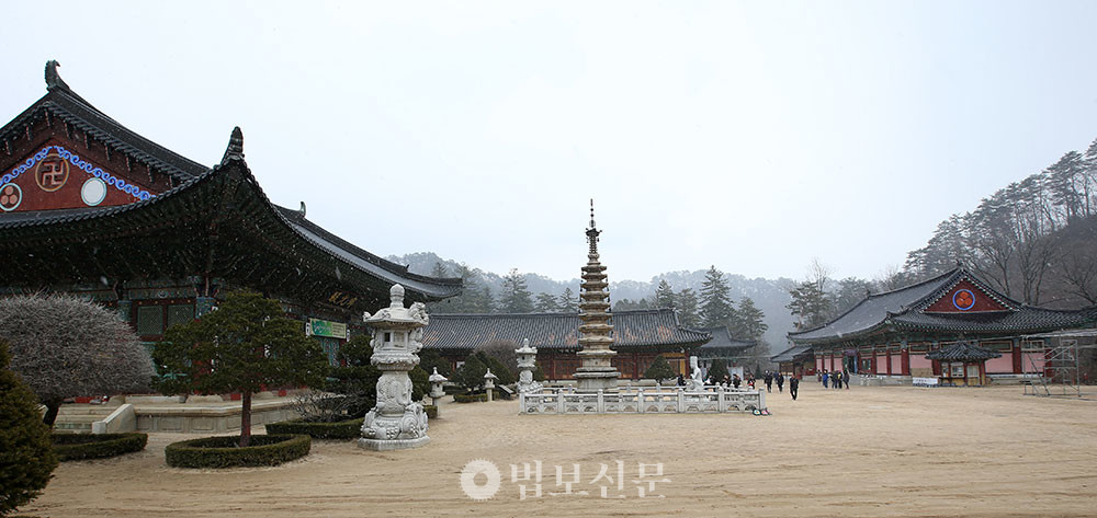 오대산 월정사 경내 전경. ‘세계시민보살’ 개념을 제안한 퇴우 정념 스님의 수행과 사유가 깃든 도량으로, 불교적 시민성과 공공윤리를 모색하는 중심 공간이다. [출처: 문화체육관광부 해외문화홍보원 코리아넷]