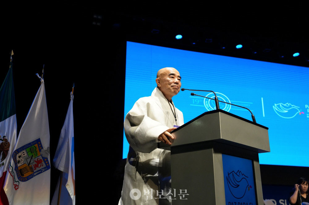 월정사 주지 퇴우정념 스님. ‘세계시민보살’ 개념을 제안한 스님은 국제무대에서도 불교의 평화철학과 공공윤리를 널리 알리고 있다. 사진은 지난해 멕시코에서 열린 ‘노벨평화상 수상자 월드서밋’에서 강연하는 모습. [월정사 제공]