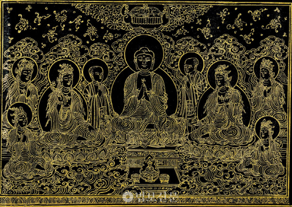 1337년 고려시대 사경된 ‘대방광불화엄경’ 권34의 권수 변상도(부분). 중앙의 비로자나불을 중심으로 문수보살과 보현보살 등 보살들이 법회에 동참한 모습이 묘사돼 있다. 이 장면은 보살들이 서로 연기(緣起)하며 공동의 깨달음을 지향하는 화엄사상을 상징적으로 표현한 것으로, 퇴우정념 스님이 제안한 ‘세계시민보살’ 개념과도 맞닿아 있다.[출처: 국립중앙박물관 소장 / Google Arts & Culture]