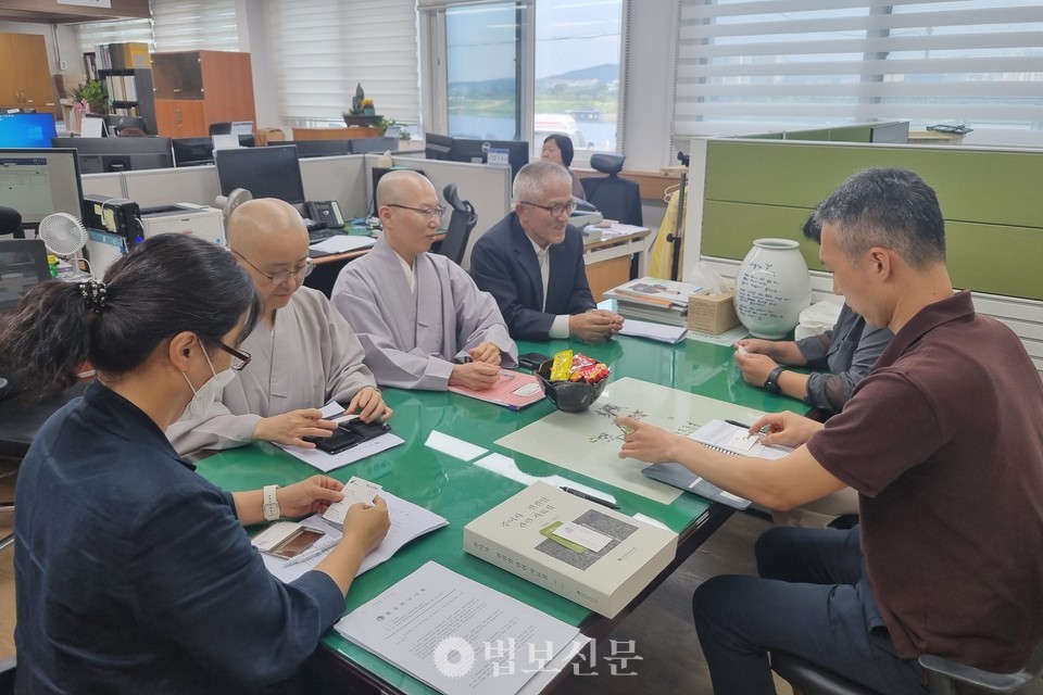 전국비구니회 소임자스님들이 여주시청을 방문해 담당자와 면담을 이어가며 주어사지 종합안내판 교체를 조율했다.[전국비구니회]