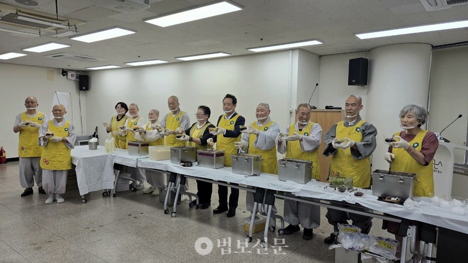 광주 자비신행회는 7월 21일 광주동구불교협의회와 함께 광주 동구청에서 ‘찾아가는 달콤 시원 팥빙수’ 나눔 행사를 진행했다.