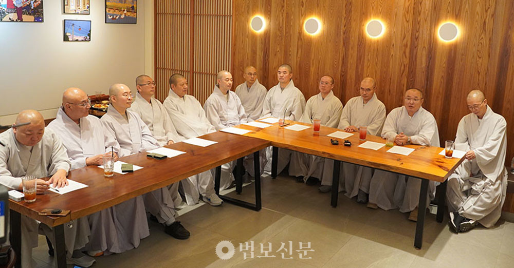 새 종책모임 정법회가 8월 4일 발족했다. 중앙종회의원 스님 14명이 동참한 정법회의 발족선언에는 12명의 종회의원스님들이 자리를 함께 했다.