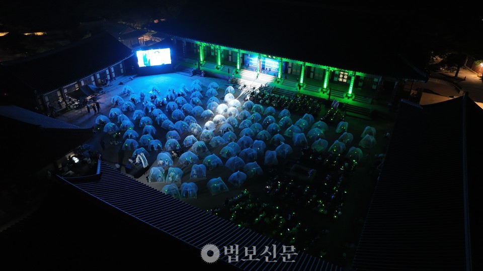 제19교구본사 화엄사는 8월 2일 저녁 경내 화엄원 특설무대에서 ‘2025 제5회 지리산 대화엄사 모기장 영화음악회’를 개최했다