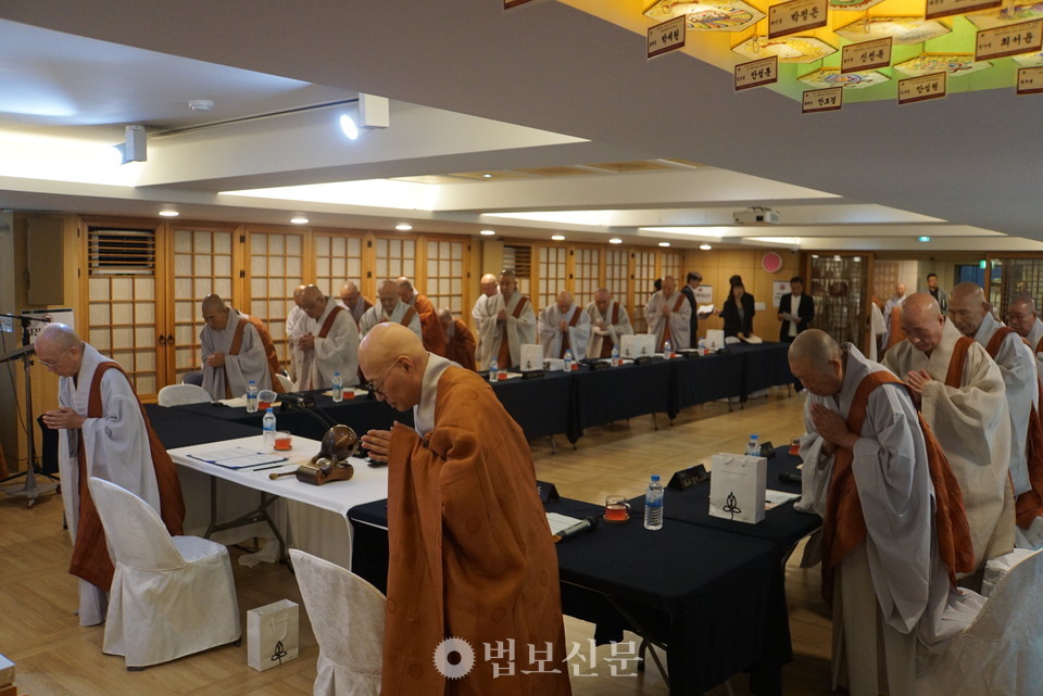조계종 제79차 원로회의가 8월 13일 서울 조계사 관음전에서 열렸다. 원로의장 불영 자광 대종사를 비롯해 상월 보선·익산 도후·지공 철웅·두산 일면·자광 원행·허허 지명·벽산 원각·여산 정여·웅산 법등·원산 동명·송천 종열·송천 돈명·설당 종우·무심 보광 대종사 등 재적의원 21명 중 15명의 원로의원이 참석했다.