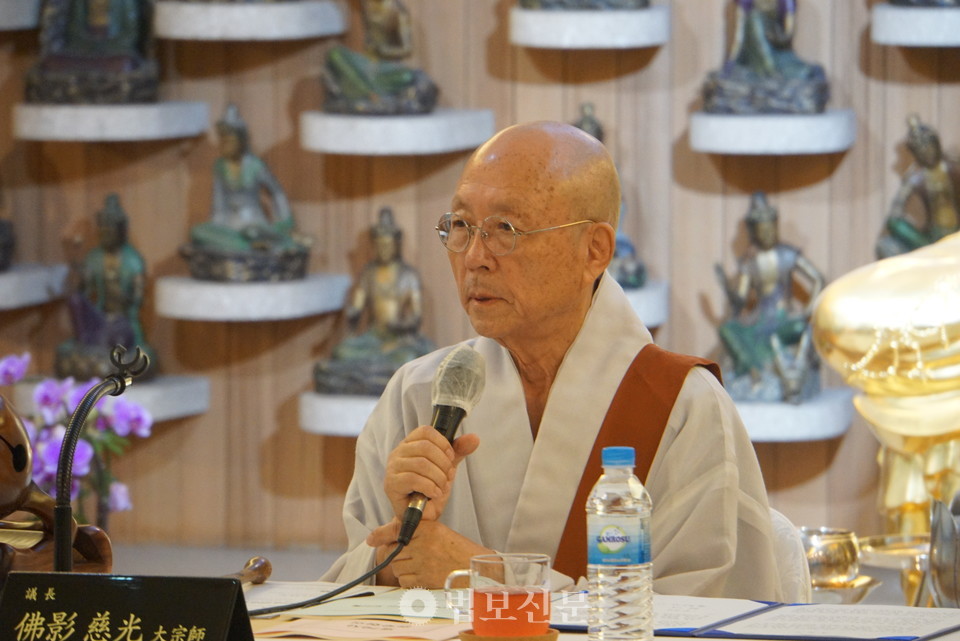 원로의장 자광 스님은 개회사에서 “최근 화재, 수해 등 크고 작은 사건 속에서도 원로의원 스님들의 정진력과 지도력으로 잘 극복해왔다”며 “원로의원은 종단의 최후의 보루이자 정법의 마지막 지킴이로서 위상을 지켜야 한다”고 강조했다.