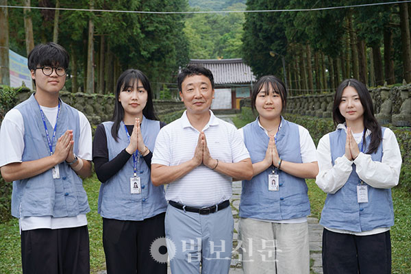 제주 관음사에서 활동하고 있는 대학생 사찰문화해설사들과 함께 한 김보성 대표(가운데). 2024년 시작된 대학생 사찰문화해설사 양성을 통해 배출된 15명의 해설사들이 현재 제주 지역 곳곳의 사찰에서 활동하고 있다.
