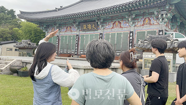 제주 관음사에서 사찰해설을 진행하고 있는 모습.