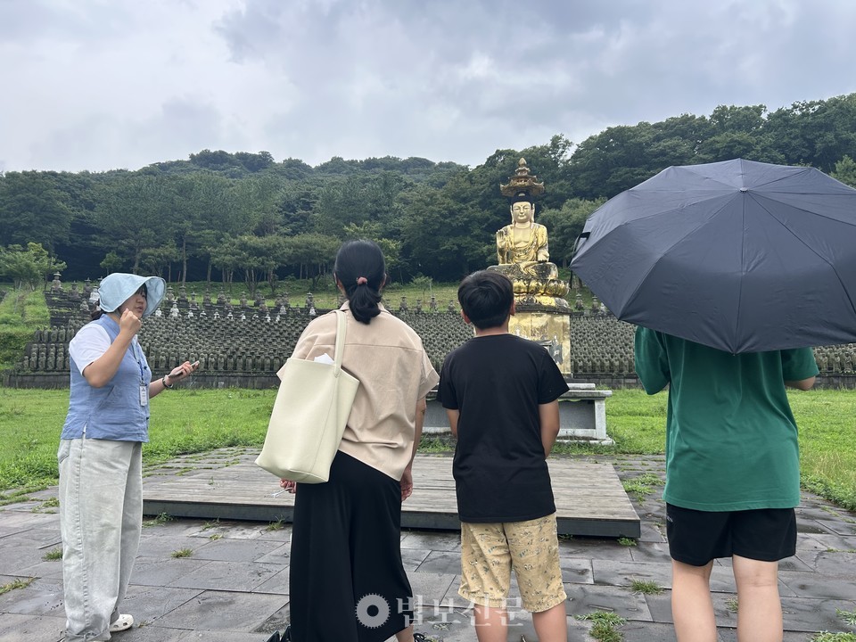 제주 관음사에서 사찰해설을 진행하고 있는 모습.