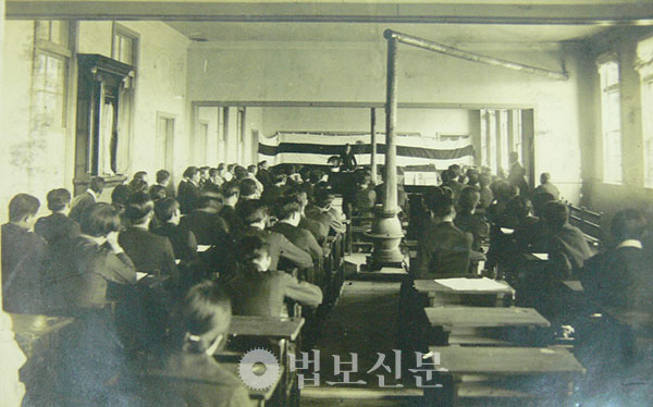 만암 스님이 중앙불전 교장이었던 1931년 3월 15일 열린 제1회 졸업식 모습.