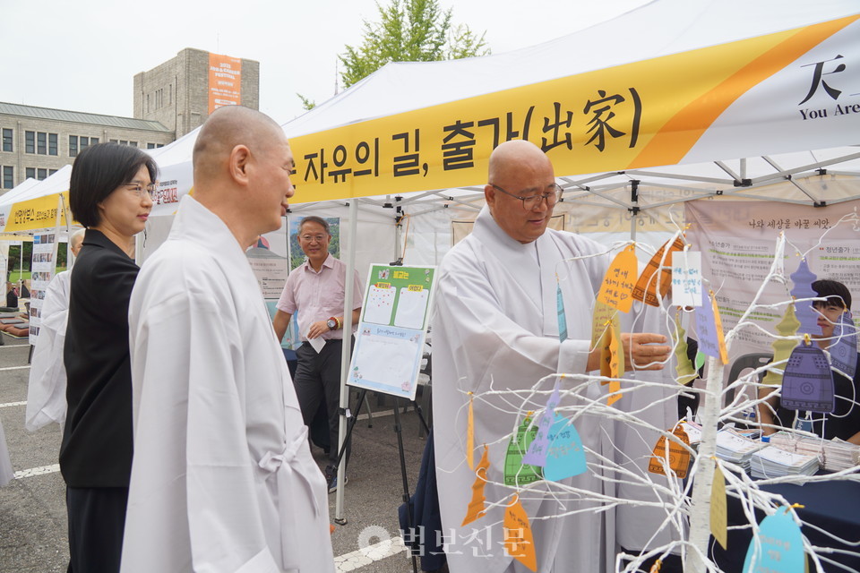 정무, 성원 스님은 출가 상담 부스에서 소원지에 내용을 적은 뒤 매달았다.