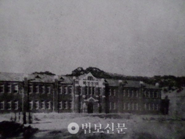 1930년대 보성고보 학교 전경. 1924년 불교계 인수 이후 교육 사업의 상징이었으나, 재정난 속에 1935년 다른 재단에 넘겨졌다. [동국대 기록문화유산 아카이브]