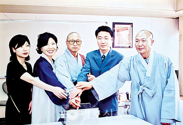 한경선(왼쪽 두 번째) 불자와 대인 스님(맨 오른쪽)이 서울 옛 총무원 청사에서 아들 박병준(오른쪽 두 번째) 씨와 주고받은 신행 상담 편지를 엮은 ‘훈련소에서 온 편지’ 출판을 기념하는 모습.