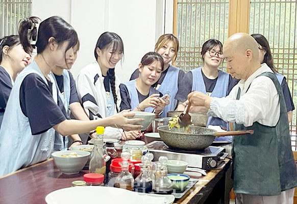 지난 7월 정관 스님의 사찰음식 템플스테이에 참여한 동국대 와이즈캠퍼스 학생들.
