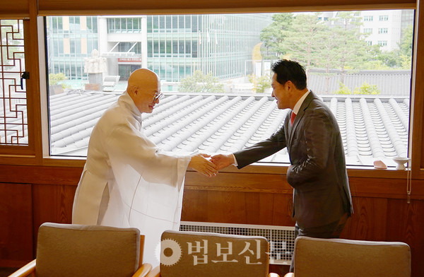 정치인의 합장 거부 왜 문제인가(법보신문)
