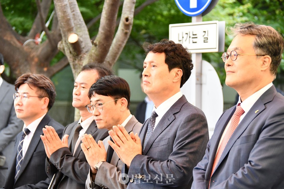 �����Ŀ��� ������ �����Ź� ��ǥ�� ����� 300�� ���� ��δ����� �����ߴ�.&nbsp;